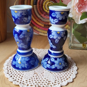 Elegantes Paar Blau & Weißes Orientalisches Kerzenständer Paar - Vintage Porzellan - Kerze Wohndekor Akzent - Chinoiserie Dekoration