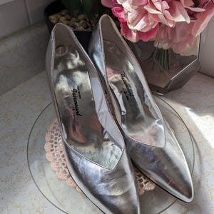Vintage Leather Pumps In Silver 80&#39;s High heel, size 40.5/US 9.5 /UK 7.5  Made in Canada