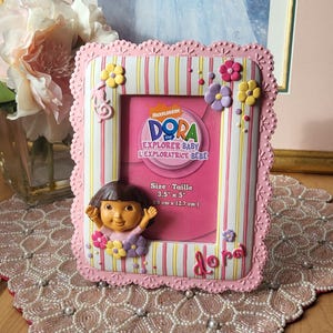 Różowa ramka w stylu vintage Dora poznaje świat