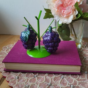 Vintage Grape Salt & Pepper Shakers – Kitschy Purple Ceramic Fruit, Made in Japan, Retro Kitchen Collectible, Engagement Gift, Hostess Gift