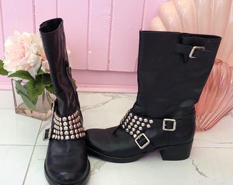 BCBG Lederstiefel Größe 6 Booties mit Metalldetails BCBGeneration Schwarzes Leder Nieten Damen Motorradstiefel BG