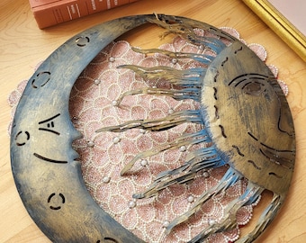Vintage himmelsk sol och måne leende ansikte hängande metall blå och guld
