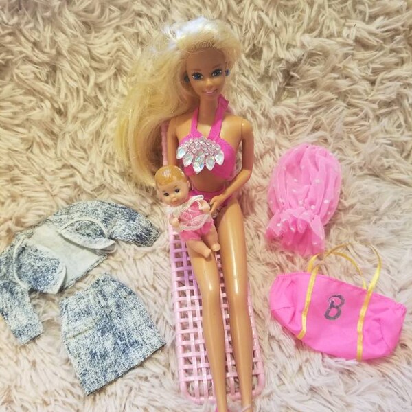 vintage Mattel Barbie in bikini 1966, bébé 1985 met lange roze chaise longue en zak