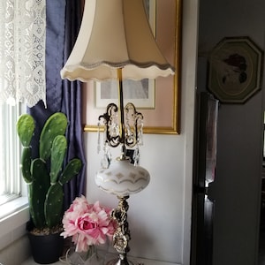 Vintage MCM Cherub Tischlampe, Mid-Century vergoldete Gold Sphere Base Cupid Buffet Lampe / Jugendstil Lampe / Hollywood Regency Lampe