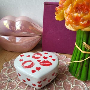 Boîte à bijoux vintage en forme de coeur en porcelaine, coeurs rouges blancs, lèvres LOVE AND KISSES