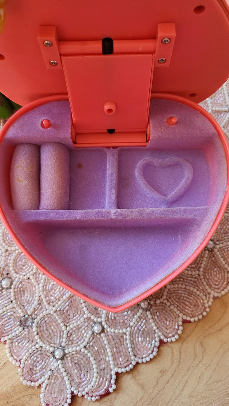 Rare petite sirène vintage boîte à bijoux coeur en plastique biffé avec musique Thinkway Toys image 4