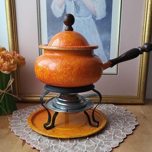 Set per fonduta vintage in metallo e legno, pentola con supporto, arancione e giallo, arredamento per cene retrò, stile moderno di metà secolo, stile boho chic