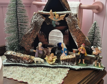 Vintage Nativity Italian Creche Stable l Attached Figurines l Plastic Nativity Story Statues Christian Christmas Decoration