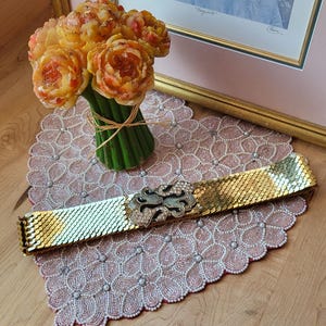Ceinture élastique en métal à écailles de cuivre vintage des années 60 avec embellissement une écailles manquante