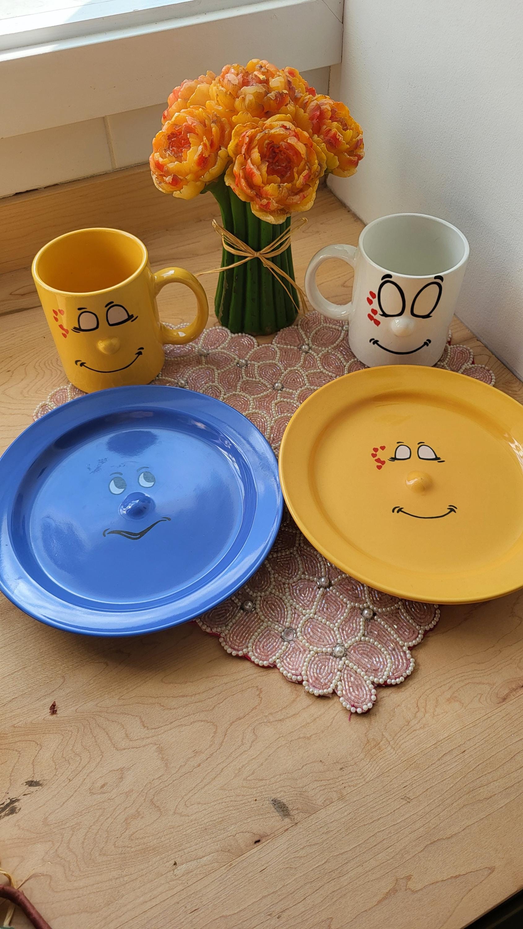 Vintage Set 2 Teller & 2 Becher Smiley Gesicht 3D Nase Gryphonware Teller Mixmatched