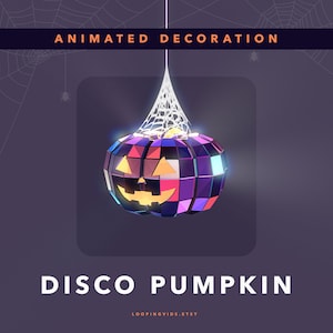 Op de afbeelding: Geanimeerde Halloween-decoratie van een discobal-pompoen die aan een spinnenweb hangt. De pompoen is een 3D-model met een jack-o'-lantern-gezicht en een gespiegelde oppervlak. De tekst "ANIMATED DECORATION" en "DISCO PUMPKIN" is zichtbaar op de afbeelding.