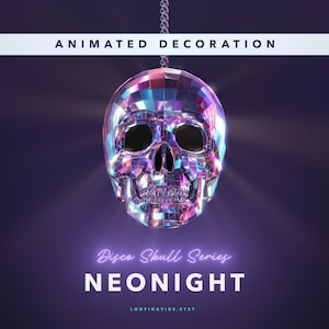 Op de afbeelding: Een discobal schedel met een gespiegelde oppervlak, hangend aan een zilveren ketting. De schedel is iriserend met roze, blauwe en paarse tinten. De tekst "Disco Skull Series NEONIGHT" staat onder de schedel in een neonroze lettertype.