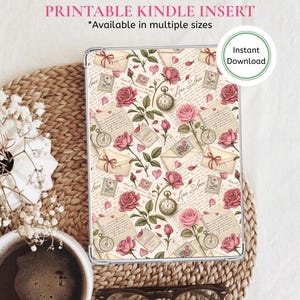 Op de afbeelding: Een Kindle-inzetstuk met een romantisch ontwerp met roze rozen, vintage brieven, enveloppen en zakhorloges. De inzet is geplaatst tegen een crèmekleurige achtergrond met de tekst "Printable Kindle Insert" en "Instant Download".