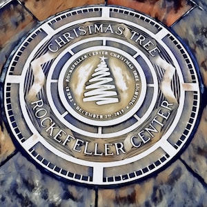 Può includere: Un primo piano di una placca circolare con le parole "Christmas Tree" e "Rockefeller Center" in un cerchio bianco con un albero di Natale stilizzato al suo interno. La placca è in metallo e ha una superficie testurizzata. Il testo sulla placca recita "The 83rd Rockefeller Center Christmas Tree Lighting - December 2nd, 2015."