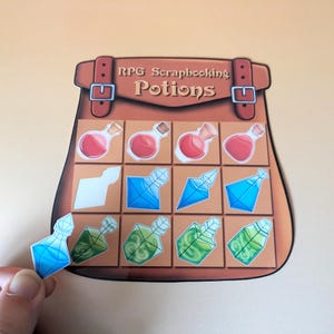 Könnte beinhalten: Ein brauner, taschenförmiger Aufkleberbogen mit dem Titel RPG Scrapbooking Potions und einem Raster aus zwölf Quadraten. Das Raster enthält verschiedene illustrierte Zaubertrankflaschen in Rot, Blau und Grün, wobei ein blauer Aufkleber separat gehalten wird.