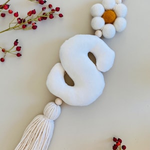 Colgantes decorativos con letras a elegir, colgantes margaritas, colgantes asa