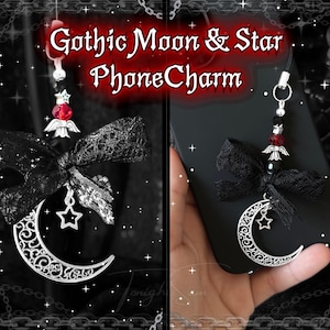以下が含まれることがあります： 銀色の三日月と星のペンダントが特徴のゴシック調の携帯電話チャーム。黒いレースのリボンでアクセントを加えています。チャームには赤と黒のビーズが付いたビーズストランドと「Gothic Moon & Star PhoneCharm」の文字が含まれています。