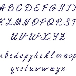 Puede incluir: Un alfabeto completo en mayúsculas y minúsculas, escrito en una fuente cursiva azul oscuro. Las letras están espaciadas uniformemente y dispuestas en filas sobre un fondo blanco. La imagen muestra el alfabeto completo de la A a la Z.