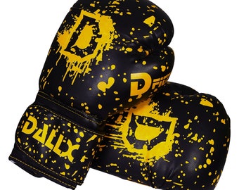 Könnte beinhalten: Ein Paar schwarze Boxhandschuhe mit gelber Sprühfarbe und dem Wort "DALLX" am Handgelenk.