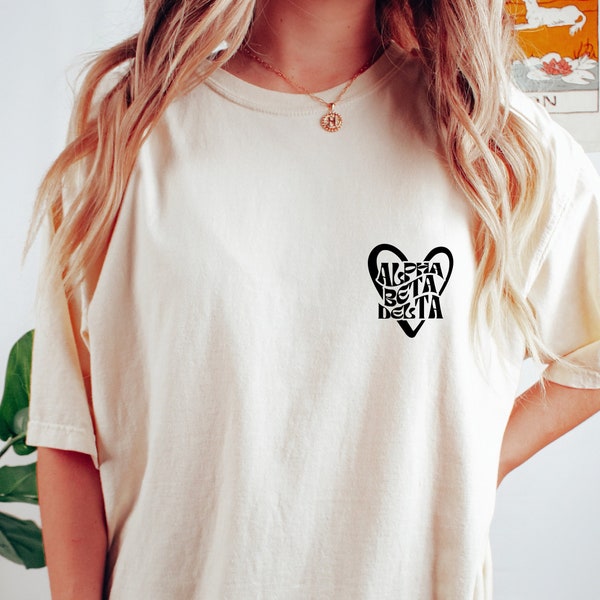Chemise de sororité personnalisée | Chemise coeur minimaliste, tee-shirt rétro couleurs confort, lettres de sororité, grosses petites chemises, t-shirt d'université, cadeau de sororité