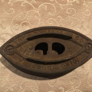 A.C. WILLIAMS CO. Antique Sad Iron ~ Size 2