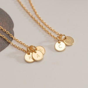 Collar de disco con inicial pequeña de oro de 18 k, collar con colgante de letra grabada personalizada, collar delicado para mujer, regalo para mamá, abuela