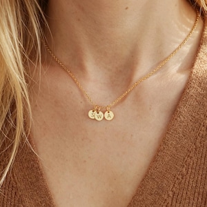 Collier personnalisé, collier à petites lettres, collier initial minimaliste élégant, bijoux de nom personnalisés, cadeau personnalisé, cadeau de Noël pour maman