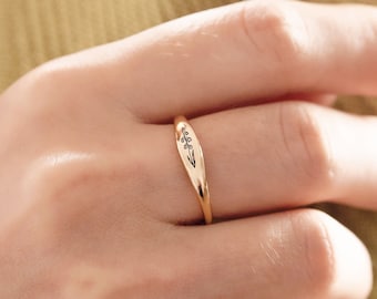 Bague de fleur de naissance délicate gravée, bagues de fleurs personnalisées, bague de tous les jours minimaliste pour les femmes, cadeau d’anniversaire du meilleur ami, cadeau de la fête des mères