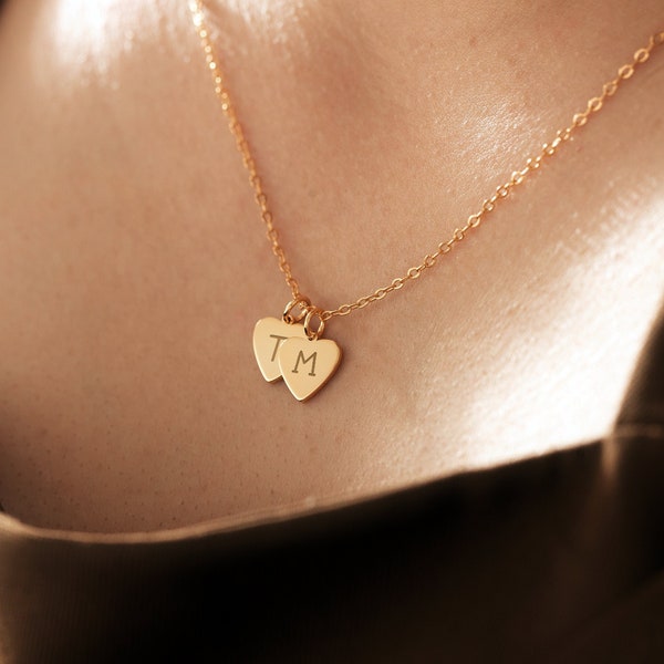 Collar con colgante inicial de corazón pequeño, collar minimalista con colgante de letra grabada personalizada, regalos de dama de honor, regalo del Día de la Madre