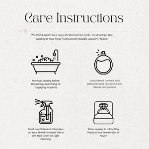 Puede incluir: Una tarjeta informativa blanca titulada Care Instructions con texto negro y cuatro iconos de l&iacute;nea. Los iconos representan una ba&ntilde;era, un frasco de perfume, un atomizador y un anillo en una caja, junto con instrucciones para el cuidado de joyas.
