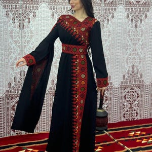 Palestyńska haftowana sukienka w kolorze czerwonym, czarny, prezent dla kobiet, ręcznie robiony, darmowa wysyłka, sukienka Tatreez, palestyński kaftan dziedzictwa na wesele z henny
