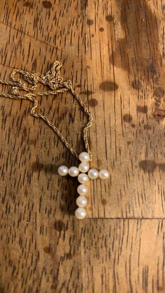 Vintage Pretty Pearl & Gold Tone Cross Necklace