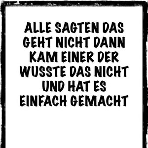 Peut inclure: Texte noir et blanc sur fond blanc avec une bordure noire. Le texte dit : "ALLE SAGTEN DAS GEHT NICHT DANN KAM EINER DER WUSSTE DAS NICHT UND HAT ES EINFACH GEMACHT ...UND KONNTE ES AUCH NICHT"