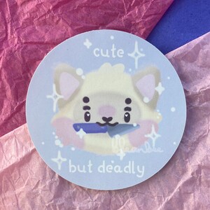 Cute But Deadly Katze Vinyl Aufkleber | Handgemachte lustige Katze Meme matt und glänzend Aufkleber für Geschenk, Bullet Journal, Planer, Laptop, Wasserflasche