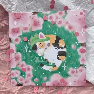 Schlafende Glückskatze unter Kirschblüte Mini Wand Kunst | Handgemachter quadratischer 4x4-Kunstdruck, Tierpostkarte, Frosch-Eimerhut