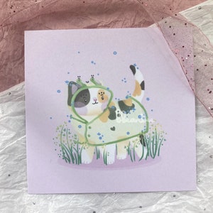 Grenouille, imperméable, chat calicot, impression d'art mural miniature | Impression d'art illustrée carrée 4 x 4 po. fait main, carte postale animal, chat Cottagecore