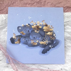 Pilz Cerberus Mini Wand Kunst Druck | Handgemachter quadratischer illustrierter Kunstdruck, Tierpostkarte, griechische Mythologie, lila, süßer Hundeliebhaber