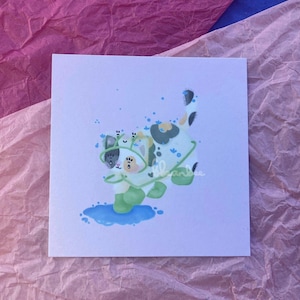 Grenouille imperméable, petite impression d'art mural chat calicot | Impression d'art illustrée carrée 4 x 4 po. fait main, carte postale animal, chat Cottagecore