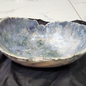 Cuenco grande de ágata musgosa hecho a mano: decoración con piedras preciosas de cristal (28 x 23 cm)