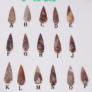 Könnte beinhalten: Eine Sammlung von 16 Pfeilspitzen, jede 7,6 bis 8,9 cm lang. Die Pfeilspitzen sind aus verschiedenen Steinsorten gefertigt, darunter Achat, Jaspis und Feuerstein. Sie sind alle in ausgezeichnetem Zustand und haben eine Vielzahl von Farben und Mustern.