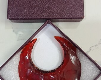 レッドオブシディアンガラスの月：癒しのクリスタル三日月彫刻 - Etsy 日本