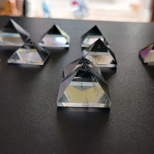 Crystal Quartz Healing pyramid 20-25mm ~ Crystal Pyramid For Grid And Chakra balancing