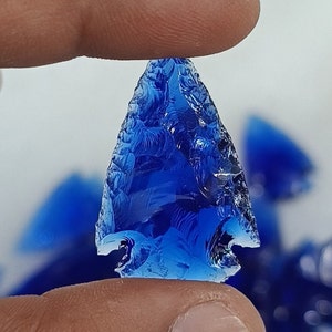 Punta de flecha de obsidiana azul - Decoración de vidrio volcánico azul translúcido - Piedra curativa de Reiki - Exhibición metafísica tallada a mano - PC