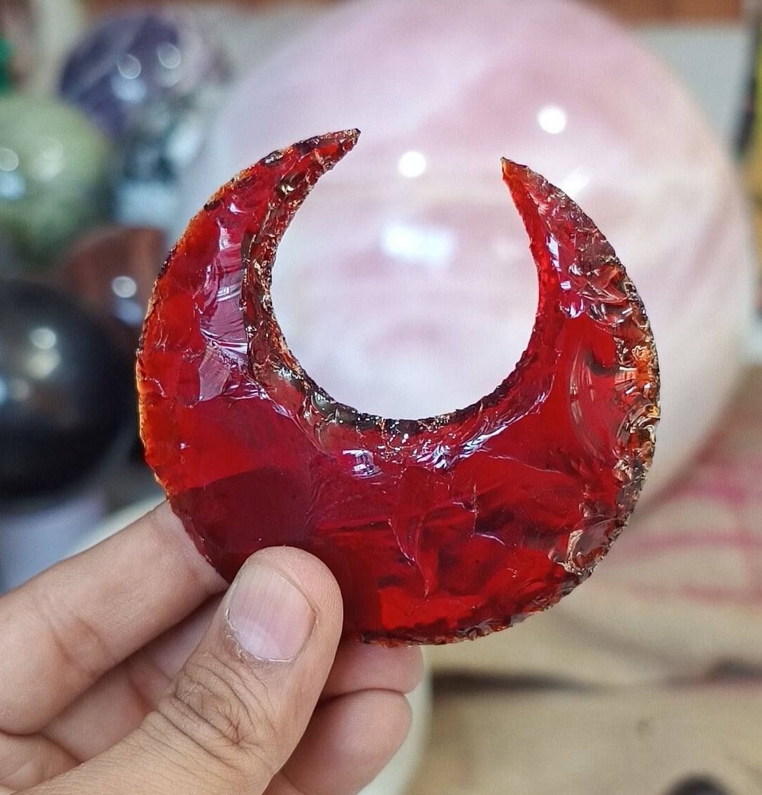 レッドオブシディアンガラスの月：癒しのクリスタル三日月彫刻 - Etsy 日本