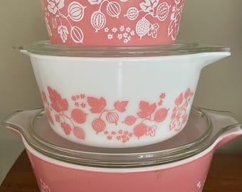 Vintage Pyrex Pink Gooseberry Casserole Set with Lids, 3 Piece Bake Serve Store 471 472 473, Mid Century Modern Pink White Milk Glass