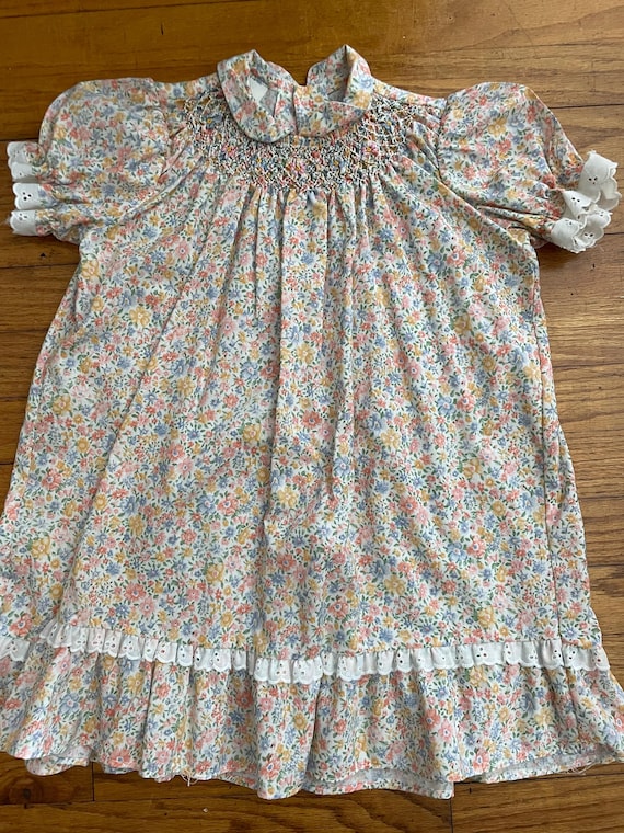 Vintage Polly Flinders Hand Smocked Flower Dress Eyelet Trim. Size 6