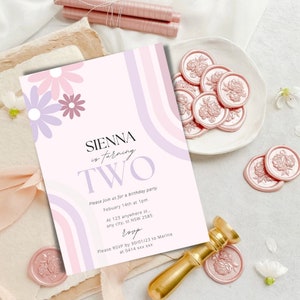 Sienna dreht zwei Gänseblümchen Retro-Thema
