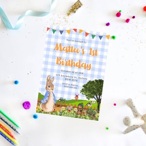Peut inclure: Une invitation à carreaux bleus et blancs avec une illustration de lapin de dessin animé. L'invitation est pour le 1er anniversaire de Matteo. Le texte sur l'invitation indique "You're Invited To Matteo's 1st Birthday, October 12 at 3PM, 123 Anywhere St, Sydney NSW 2570, RSVP to Marina: 0414 XXX XXX".
