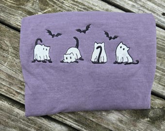Spooky Kitties besticktes T-Shirt | Halloween Katze Shirt | Schwarzes Katzen-T-Shirt | Niedliches Witchy Tee | Herbst Stickerei Shirt | Katzen Mama Halloween Tee