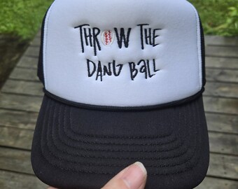Gorra de camionero bordada "Lanza la pelota" / Gorra de béisbol para mamá / Gorra divertida para el día del juego / Gorra de camionero de espuma / Regalo para fanáticos de los deportes / Gorra de béisbol retro